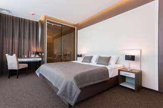 Отель WISH Aqua&SPA Resort Vishenki Люкс с кроватью размера «king-size», видом на бассейн и доступом в спа-центр-1