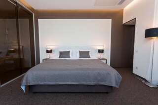 Отель WISH Aqua&SPA Resort Vishenki Люкс с кроватью размера «king-size», видом на бассейн и доступом в спа-центр-3