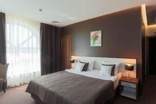 Отель WISH Aqua&SPA Resort Vishenki Номер Делюкс с кроватью размера «king-size» и доступом в спа-центр-1